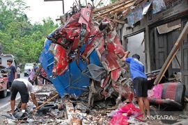 Truk tangki dan minibus hancur dalam kecelakaan maut di Purworejo