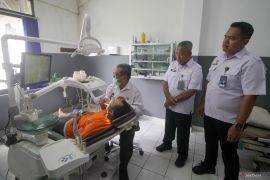 Pemeriksaan kesehatan warga binaan Lapas Surabaya