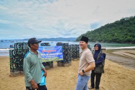 Bupati Trenggalek tenggelamkan rumah ikan di Pantai Joketro