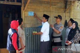 Stiker di dinding rumah dan luka di hati