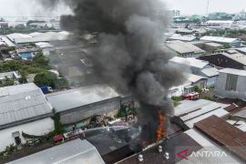 Asap membumbung tinggi saat kebakaran pabrik di Semarang