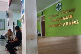 Masyarakat antusias berobat fisioterapi di Puskesmas Tanjung Karang