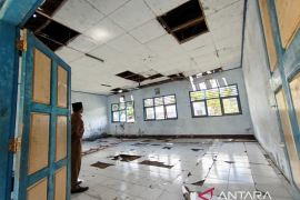 Sekolah rusak, Guru SMPN 8 Satap Woja Dompu tetap mengajar di kantin