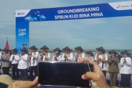 Menteri Koperasi-Dirut Pertamina Patra Niaga "groundbreaking" SPBUN di Lampung Timur