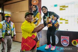 Atlet angkat besi HST Riska raih emas di Porpov Kalsel 2025