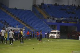 Benturan keras warnai Persiba vs PSS, kiper dilarikan ke RS