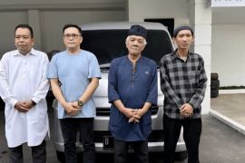 Mantan Kapolda Lampung Irjen Pol Helmy Santika serahkan bantuan mobil ambulans