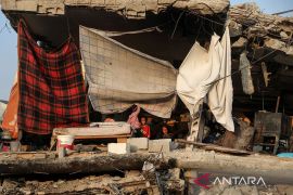 Warga Gaza berjuang dalam kegelapan imbas perang yang merusak jaringan listrik