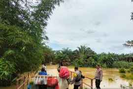 Tiga desa dikepung banjir, warga Aceh Tamiang naik rakit batang pisang