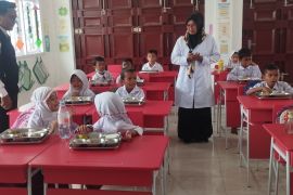 Tingkatkan kualitas MBG, SPPG Mahudun di Dumai bagikan menu olahan daging ke 2.430 anak