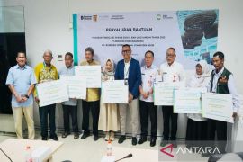 Syamsudin Noor Airport distributes IDR5.91 billion in TJSL program