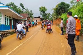 Polisi memberlakukan buka tutup jalur yang tertimbun longsor di Garut