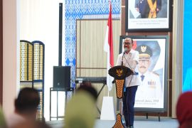 Gubernur ingatkan istri pejabat di Sulbar agar bijak bermedsos