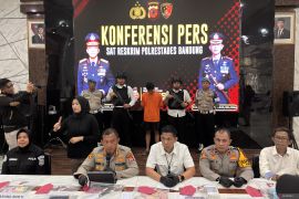 Motif pelaku bunuh penjaga konter di Bandung karena terlilit utang judol