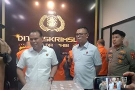 Polda Jambi serahkan tersangka dan barang bukti Rp8,4 miliar kasus korupsi pendidikan