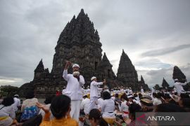 Upacara penyucian Abhiseka di Candi Prambanan