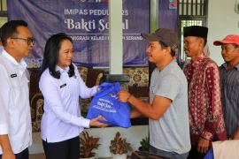 Imigrasi Serang isi HUT ke-1 Kemenimipas dengan salurkan sembako ke petani