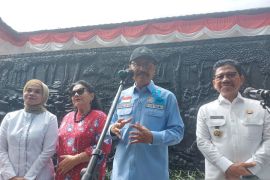 Indonesian govt distributes 16,000 laptops to students at free schools