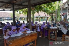 Atap ruang kelas ambruk, siswa terpaksa belajar di parkiran sekolah