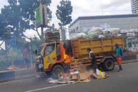 Mobil truk sampah Kabupaten Tangerang terbakar di Cikokol