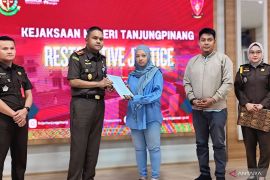 Kejari Tanjungpinang berikan hukuman sosial kepada empat tersangka penerima RJ