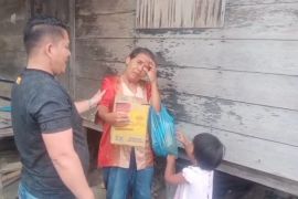 Janda penjual genjer terharu disambangi seorang anggota DPRD Siantar