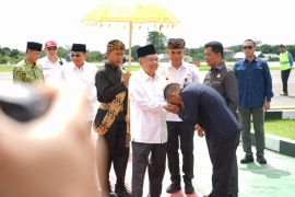 Bupati dan Wakil Bupati Bulungan Sambut Hangat Kedatangan Jusuf Kalla di Bandara Tanjung Harapan