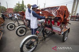 Presiden Prabowo beri bantuan 100 becak listrik di Indramayu
