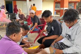 Disabilitas fisik Agam dapat bantuan kaki palsu dari PT Angkasa Pura