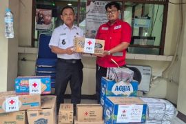 Korban kebakaran di Tambora Jakbar peroleh bantuan logistik dari PMI