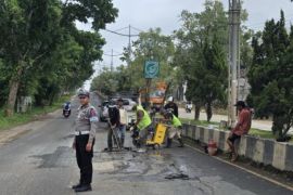Forum LLAJ Balangan pasang spanduk peringatan terhadap jalan rusak