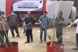 Kejari Muaro Jambi memusnahkan barang bukti narkoba dan senpi