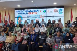 Ratusan pasien operasi katarak dan dapat kacamata gratis di Jember