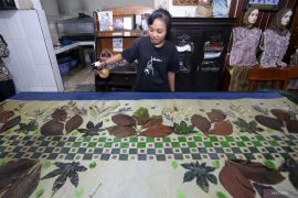 Produksi kain ecoprint di Surabaya