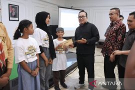Bupati Kubu Raya serahkan bonus untuk juara Festival Bahasa Ibu