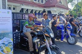 CPM serahkan delapan unit kendaraan pengangkut sampah untuk Pemkot Palu