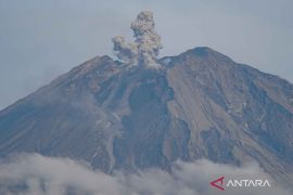 Gunung Semeru tercatat mengalami erupsi sebanyak 143 kali