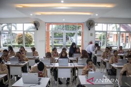 Pendistribusian laptop di SRMP 8 Cimahi