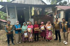 PLN UP3 Tolitoli dan YBM salurkan 70 paket sembako korban banjir