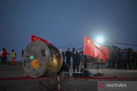 Sempat terkena benturan di ruang angkasa, kapsul pesawat Shenzhou-21 China berhasil ke bumi, tiga astronaut selamat