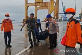SAR Gabungan evakuasi mayat tak kenal mengapung di Lae-lae