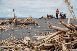 Tumpukan sampah kiriman banjir lahar Semeru