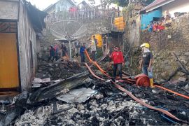 Tiga rumah warga di Bima hangus terbakar, kerugian ditaksir Rp250 juta