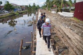Wali Kota Pontianak tinjau progres pembangunan turap Parit Sungai Jawi
