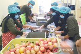 Momen gembira petugas MBG saat menerima gajian