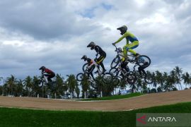 Pogacar dan Vollering jadi raja dan ratu balap sepeda dunia