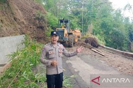 Petugas gunakan alat berat buka jalur selatan Cianjur