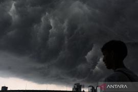 Sebagian Jakarta diselimuti awan tebal di Senin pagi