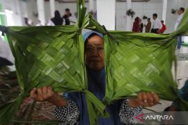 'Senior Schools' help combat loneliness among Indonesia's elderly
