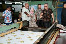 Gubernur Fakhiri jajaki kerja sama dengan pengusaha tekstil majukan UMKM di Papua